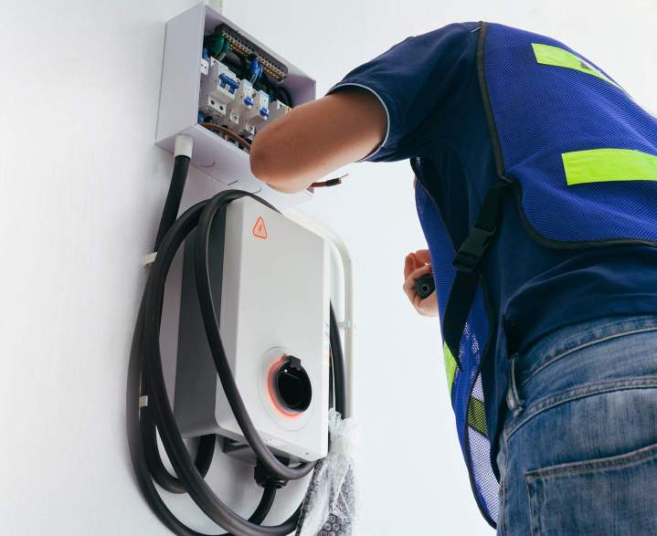 Installation et maintenance de bornes de recharge.